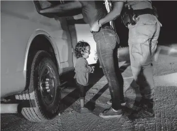  ?? FOTO: EFE ?? > Foto tomada durante la política de ‘cero tolerancia’ (premiada a J. Moore, 2018).