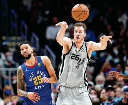  ?? David Zalubowski / Associated Press ?? Spurs center Jakob Poeltl (25) has reached double-figure scoring in his first five games, including a career-best 27 points against the Lakers. To prepare for his bigger role in the offense, Poeltl worked with Dejounte Murray in the offseason.