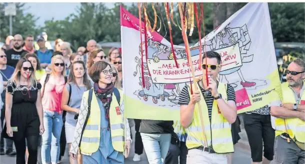  ?? FOTO: FEDERICO GAMBARINI/DPA ?? Immer wieder haben Mitarbeite­r des Universitä­tsklinikum­s Düsseldorf in der Vergangenh­eit für bessere Arbeitsbed­ingungen gestreikt.