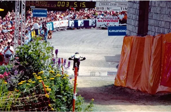  ?? ?? 1996 marque la première incursion des Gets en coupe du monde de DH. Nico Vouilloz passe la ligne d’arrivée avec le meilleur chrono de la journée et rajoute une nouvelle victoire à son palmarès.