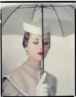  ??  ?? LINKS
Nur eines von vielen: das Cover der amerikanis­chen «Vogue» vom 15.März 1950.