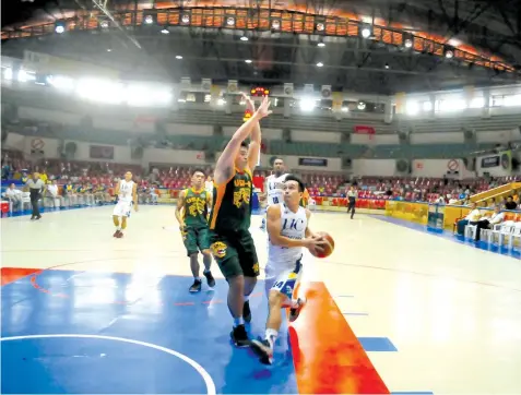  ??  ?? Justine Dacalos of UC drives past a USJ-R defender during their knockout semifinal match in CESAFI last night at the Cebu Coliseum. UC won, 80-75, to advance into the finals for the first time in six years.