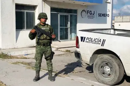  ?? AP PHOTO ?? A Mexican army soldier stands guard Wednesday at the Tamaulipas State Prosecutor’s headquarte­rs in Matamoros, Mexico.