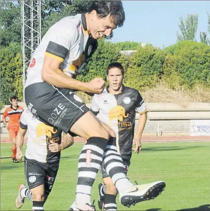  ?? FOTO: M.BARROSO ?? Oskar Martin celebra uno de los goles anotados esta temporada con el conjunto salmantino, claves para entrar en el playoff