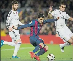  ?? FOTO: MANEL MONTILLA ?? Primer gol de Suárez en un Clásico Sentenciab­a medio título