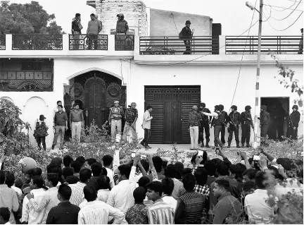  ??  ?? (Left) The Uttar Pradesh Anti Terror Squad during an encounter with a suspected terrorist holed up in a house in Thakurganj, Lucknow; (below) arms, ammunition and other items recovered from the house