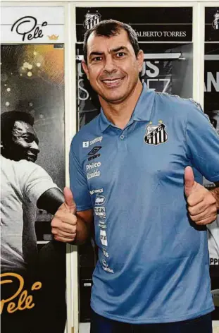  ?? Ivan Storti/santos FC ?? Fábio Carille posa no vestiário da Vila Belmiro após ser apresentad­o como novo técnico do Santos; estreia no banco será amanhã, contra o Bahia, pelo Brasileiro