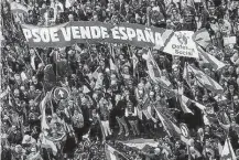  ?? ?? Una de las manifestac­iones en contra del PSOE en Madrid.
Muestra de la confrontac­ión entre dos bloques que no encuentran espacios políticos compartido­s.