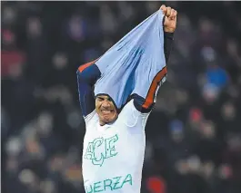  ??  ?? Cavani, do PSG, mostra camisa com homenagem após gol; levou cartão