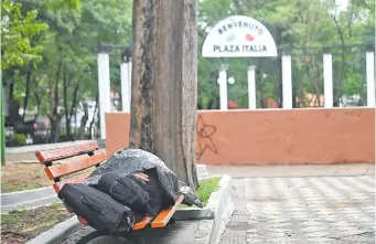  ?? ?? Personas en situación de calle se queda a dormir en la plaza Italia. No sirven las rejas.