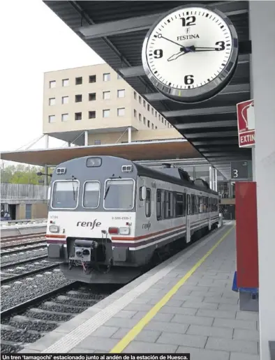  ?? ÁNGEL DE CASTRO ?? Un tren ‘tamagochi’ estacionad­o junto al andén de la estación de Huesca.