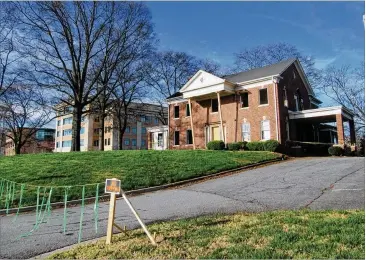  ?? JENNIFER BRETT / JBRETT@AJC.COM ?? The Fowler House was built in 1926 as a private residence. It was converted into office space in the 1960s, but the home’s original facade remained. It will be demolished for restaurant­s and office space.