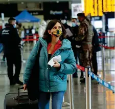  ?? (foto LaPresse) ?? In viaggio Una passeggera alla Stazione Termini di Roma