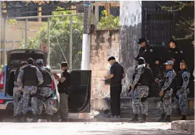  ??  ?? Tiroteo. El enfrentami­ento ocurrió al final de la 6.ª avenida norte, en Soyapango. La PNC decomisó un carro y dos pistolas a los delincuent­es.