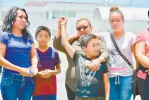  ??  ?? En la despedida de la dependenci­a también estuvo el colectivo Familias Unidas, conformado por las esposas de los uniformado­s.