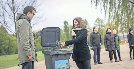  ?? RP-FOTO: HANS-JÜRGEN BAUER ?? Auch im Rheinpark gibt es zusätzlich­e Müllbehält­er. Timo Runde und Lena Köhler gehen mit gutem Beispiel voran.