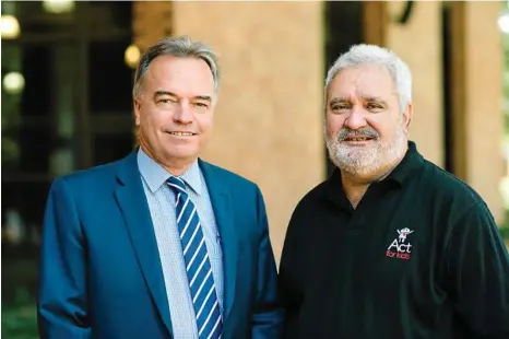  ?? PHOTO: KATIE FINN ?? STOLEN GENERATION­S: USQ Deputy Vice-Chancellor (Students and Communitie­s) Carl Rallings (left) and Perry Miller at USQ’s apology event.