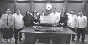  ?? HOUSE SPEAKER’S OFFICE/PNA ?? AMBASSADOR Niyazi Evren Akyol (fifth from left) receives from members of the House of Representa­tives led by Speaker Ferdinand Martin G. Romualdez (fourth from right) a symbolic cheque worth $100,000 for quake-relief efforts.