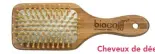  ??  ?? Cheveux de déesse ! Brosse en bambou grand format, Biocoiff, 13 € (sur biocoiff.com).