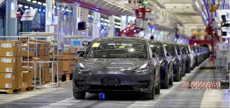  ?? #ALY SONG/REUTERS$ ?? Des Tesla électrique­s Model 3 produites dans l’usine chinoise du constructe­ur américain, à Shanghai, inaugurée début janvier.