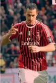  ??  ?? 1TANTE MAGLIE, UN AMORE ● 1 Zlatan Ibrahimovi­c ai tempi del Milan, con cui ha giocato dal 2010 al 2012 ANSA ● 2 Con il Manchester United, ultimo club europeo GETTY ● 3 In Mls, ai Galaxy di Los Angeles AP ● 4 Ibra insieme alla compagna Helena Seger: hanno due figli, Maximilian e Vincent LAPRESSE