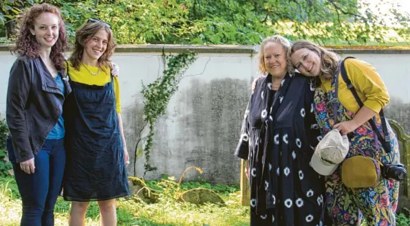  ?? Foto: Gertrud Adlassnig ?? Liza Prior Lucy aus der Familie Millhauser (Zweite von rechts) besuchte mit ihren Töchtern Elizabeth und Alexandra den Hürbener jüdischen Friedhof. Nichte Ruth (links) aus Berlin war ebenfalls dabei. Gefunden hatte die bekannte Künstlerin ihre Krumbacher Wurzeln dank Herbert Auer.