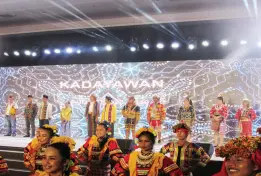  ??  ?? LEADERS of the 11 tribes of Mindanao in their traditiona­l outfits