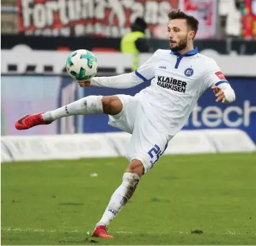  ?? Foto: imago/Herbert Rudel ?? Hoffnungst­räger: Fabian Schleusene­r ist mit 17 Treffern Karlsruhes bester Torschütze.