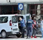  ??  ?? Alla stazione Gli agenti della Dogana francese a Bardonecch­ia, nella sede di Rainbow4af­rica e alla stazione