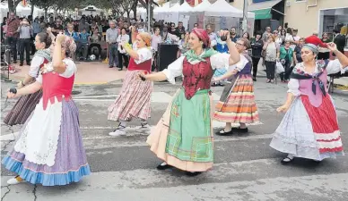  ?? NOMDEDEU ?? ▶▶ Cultura ▷ Grup de Dances Font d’Aixart en un momento de su actuación en la popular Fira del Mussol.
