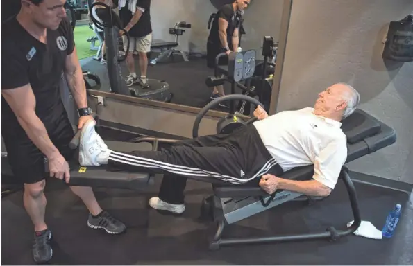  ?? ROBERT HANASHIRO, USA TODAY SPORTS ?? John Brodie works with trainer Brian Mahon, who says the former NFL quarterbac­k’s energy level and mobility have improved greatly after stem cell injections.