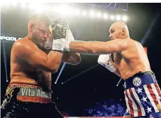  ?? FOTO: REUTERS ?? Wirkungstr­effer: Tom Schwarz (l.) muss gegen Tyson Fury schwere Schläge einstecken.