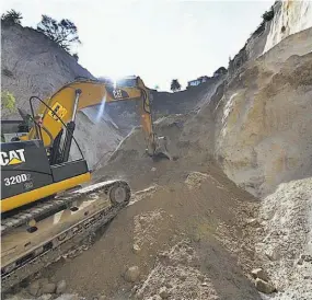  ??  ?? Dimesión. Según los lugareños, la cárcava tiene unos 120 metros de altura.