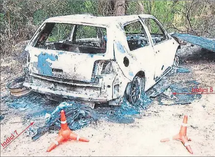  ?? LA VANGUARDIA ?? El vehículo calcinado en cuyo maletero fue encontrado el cadáver del agente Pedro Rodríguez