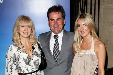  ??  ?? HAPPIER TIMES: Former Sky Sports presenter Richard Keys with his wife Julia and daughter Jemma