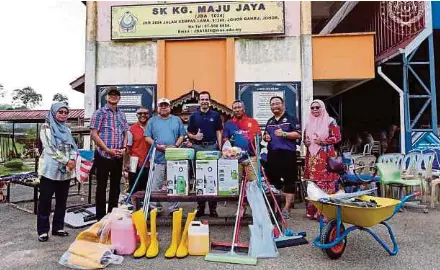  ?? PHOTO FROM SULTAN IBRAHIM SULTAN ISKANDAR FACEBOOK ?? Sultan Ibrahim Johor Foundation trustee Datuk Avinderjit Singh (fourth from right) after the handing over of essential cleaning equipment at SK Kampung Maju Jaya, Johor Baru, yesterday.