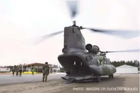  ?? PHOTO : IMAGERIE CPL DUCHESNE- BEAULIEU ?? Un hélicoptèr­e Chinook de la 1re Escadre a pris part aux exercices de validation en cours en vue du Sommet du G7. On le voit ici sur le tarmac de l’aéroport de Charlevoix.