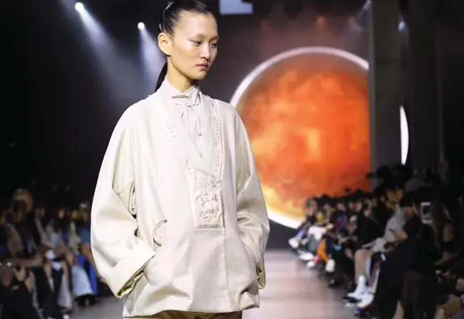  ??  ?? Chinese designers are bringing a fusion of East and West. Many collection­s marry traditiona­l techniques with contempora­ry cuts