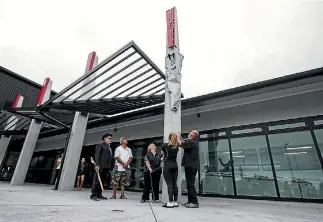  ?? ANDY JACKSON/STUFF ?? Hone Niwa, Rangi Bailey, Shirley Baker, Olivia Eiffe and Wayne Baker watch the pou unveiled.