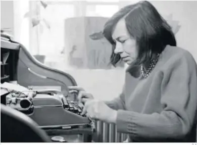 ?? D. S. ?? La escritora Patricia Highsmith trabajando en su estudio; abajo, en una imagen de juventud.