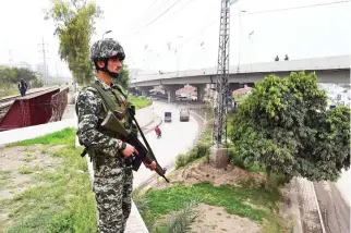  ??  ?? A Pakistan Army soldier stands guard near the provincial assembly during the Senate election in Peshawar on Saturday. (AFP)