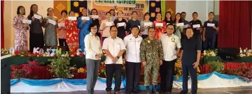  ??  ?? (From left) Tan, Encharang, Usat, Henry, Jiwari and Dennis in a group photo with the high achievers from SMK Belaga and SMK Bakun.