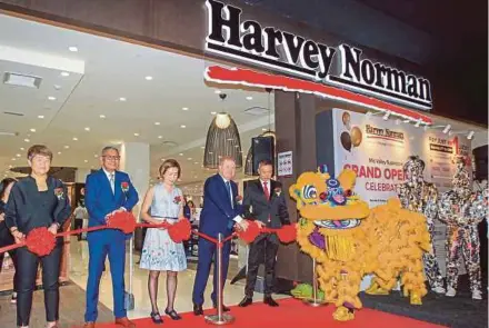  ?? PIC BY ASWADI ALIAS ?? Harvey Norman Asia managing director Kenneth Aruldoss (second from left) and other officials at the launch of the company’s Mid Valley Superstore on Saturday.