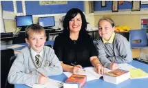  ??  ?? Inspiring the young Jean pictured in September 2015 at St Fergus’ Primary in Ferguslie Park – where she was once a pupil – with pupils James Ramsay and Jade Corrigan