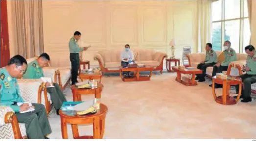  ?? EFE ?? El presidente interino, Myint Swe (centro), y el jefe de las Fuerzas Armadas, Min Aung Hlaing (3º izqda.), en una reunión en el palacio presidenci­al de Naipyidó.