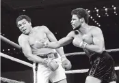  ?? Archivo / AP ?? HISTORIA. En el 1978, Leon Spinks, a la derecha, le propinó una sorpresiva derrota al legendario Muhammad Ali.