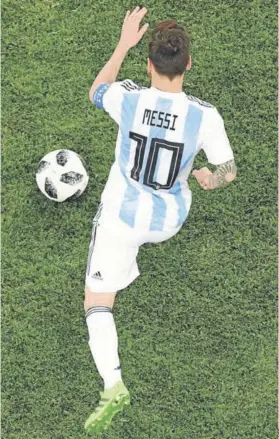  ??  ?? ► Messi conduce un balón en el duelo ante Croacia.