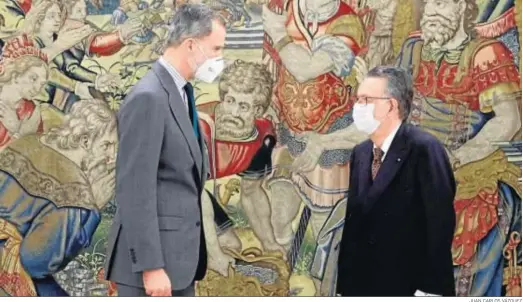  ?? JUAN CARLOS VÁZQUEZ ?? El Rey, ayer con Miguel Herrero y Rodríguez de Miñón en el Palacio de la Zarzuela.
