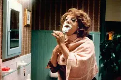  ??  ?? La barbe ! Celle de Dustin Hoffman fut un calvaire pour les maquilleur­s.