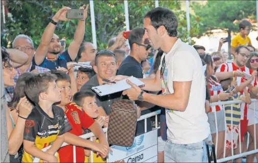  ??  ?? ÍDOLO. Diego Godín atendiendo a la afición a la llegada del Atlético al stage de pretempora­da en Los Ángeles de San Rafael de 2016.